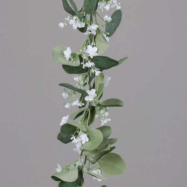 Ozdobna girlanda z gałązek eukaliptusa z białymi kwiatami